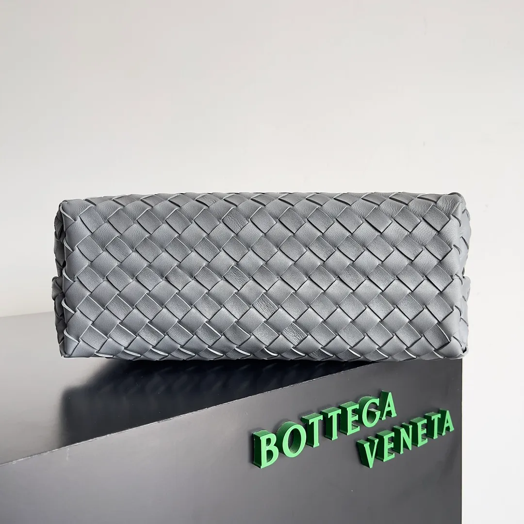 The 2023 new Andiamo batch of 2260 BV has been shipped‼ ️Really popular🔥The new Andiamo woven handbag launched by Bottega Veneta this season is really popular all over the world! ! Celebrities at home and abroad have worn it, and Oscar-winning actress Michelle Yeoh has taken it out on the street. Song Jia, Trai Yara, Yu Feihong, Sanji Ayaka, Rosie Hunting-Whiteley, Yoshioka Riho, etc. have all picked up this bag. It is classic and versatile, showing off its temperament, and the bag capacity is also large, which is very convenient for daily commuting! ! A variety of carrying methods, the shoulder straps can be adjusted by yourself, the original lambskin feels soft and delicate, and the unisex style breaks the gender boundaries and brings a more practical and long-lasting use experience. Andiamo, which has both elegant and casual styles, perfectly interprets the true appearance of "fashionable old money style". Style number: 743572 Size: 32*24*12
